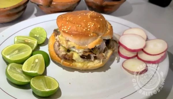 Cemita carne árabe con queso