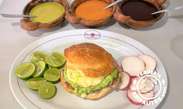 Cemita árabe con guacamole c/queso